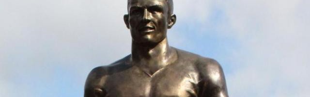 华体官网登录方式-羞不羞？C罗铜像被人摸得最多的部位竟然是那里！