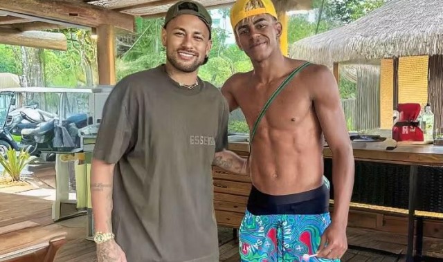 西媒：巴萨对亚马尔和内马尔度假一事非常不满，担心他被带坏