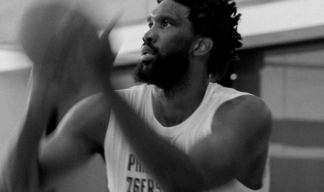 76人队官方分享球队休赛期训练照，恩比德也已回归参加训练