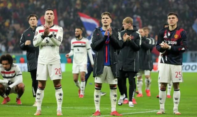 不败之身直升欧联杯16强！解放梅努曼联再胜