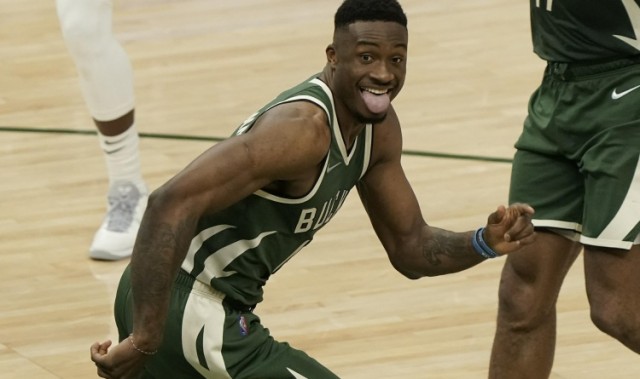 开云电子-哥哥来一个！字母哥哥空切篮下 无人盯防轻松上演双手扣篮