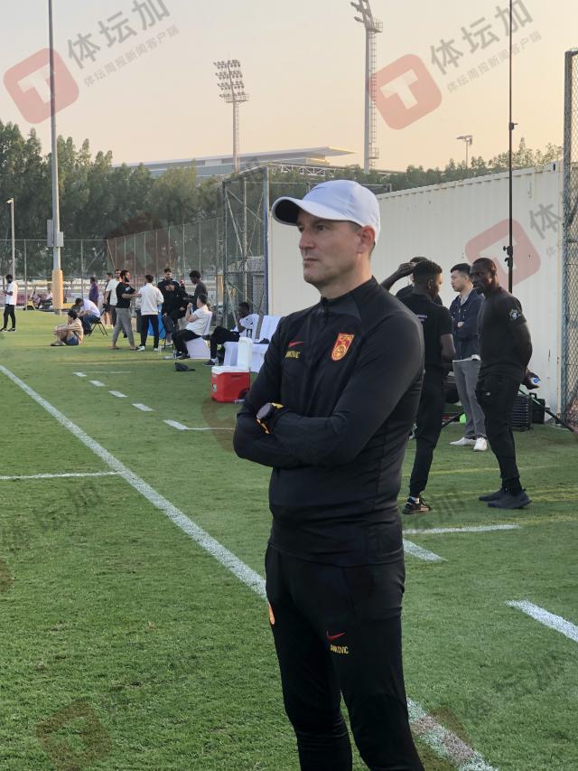 1703555602753004231.jpg 扬科维奇场边指挥.jpg